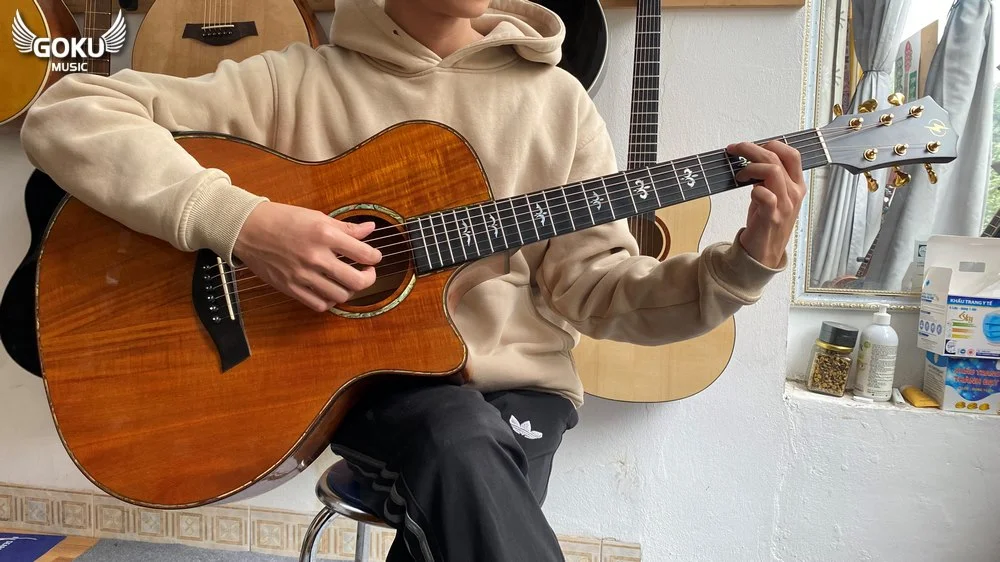 model 22 02 Dan Guitar Acoustic Goku F6868 mau Hoang Kim Loc phat Shop Dan Goku Music
