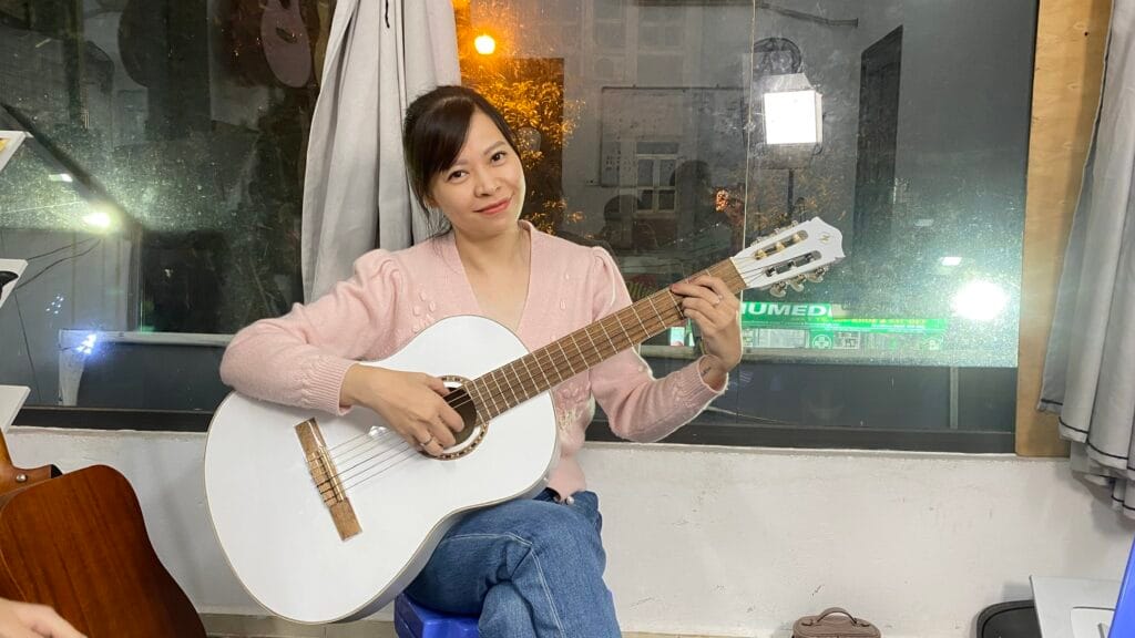 Địa Chỉ Shop Guitar Hà Nội Uy Tín - Goku Music - Liên Hệ: 0363776899 3 Khách mua đàn guitar tại Địa chỉ shop guitar hà nội uy tín