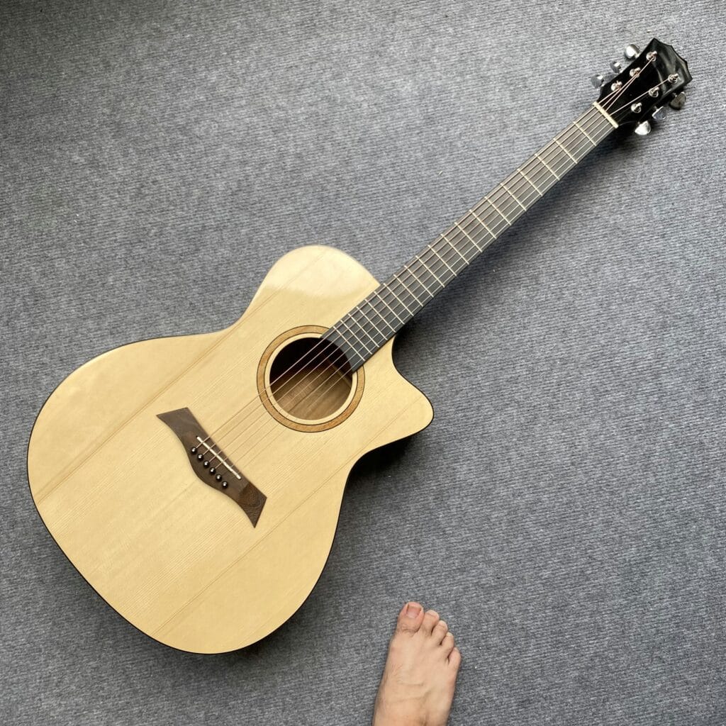 7 sai lầm khi mua guitar cho người mới (90% người mới mắc phải) 1 Sai lầm khi mua đàn guitar cho người mới: Chọn đàn quá rẻ
