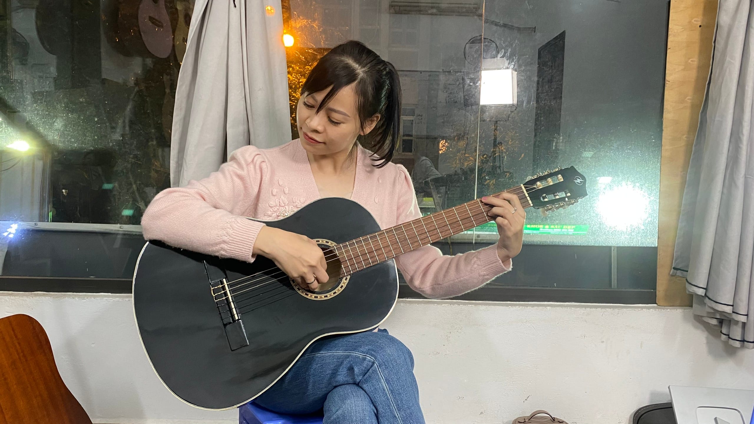 Học guitar ở trần bình