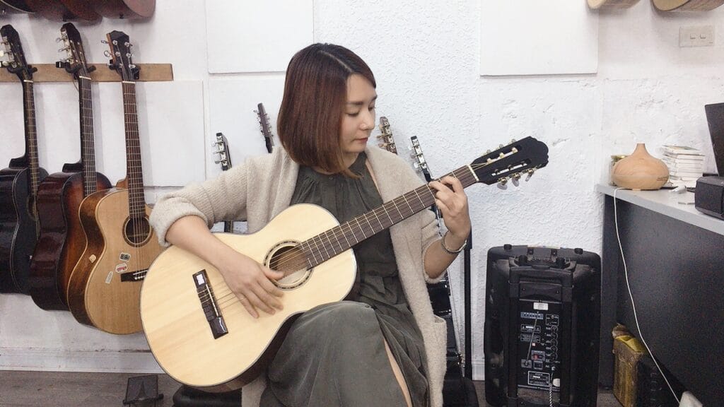 Khách mua đàn guitar classic tại Goku Music