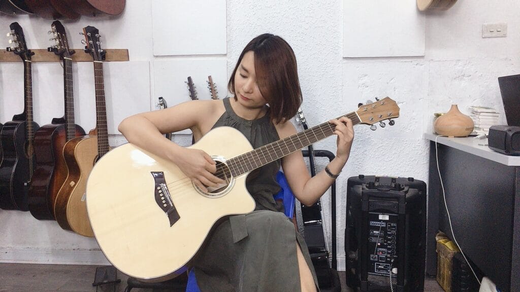 5 cây đàn guitar dưới 3 triệu đáng mua nhất cho người mới học 3 Đàn guitar dưới 3 triệu - mẫu Odin F1AC