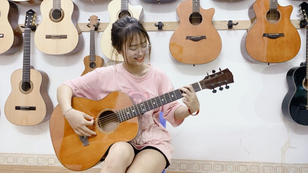 Khách mua đàn guitar acoustic mini tại Hà Nội 
