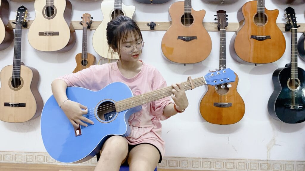 Khách mua đàn guitar ba đình thực tế tại shop 