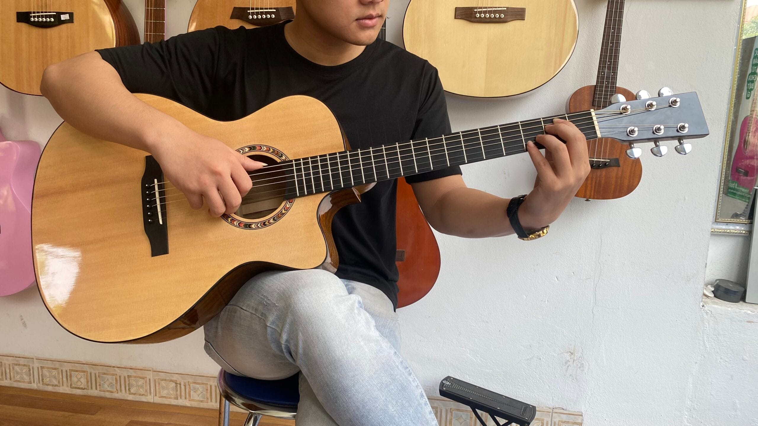 Mua đàn Guitar cho người mới bao nhiêu tiền