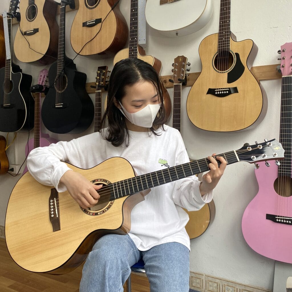 Mua Đàn Guitar Hoàn Kiếm Uy Tín - Goku Music - Liên hệ: 0363776899 1 Khách Mua đàn guitar Hoàn Kiếm