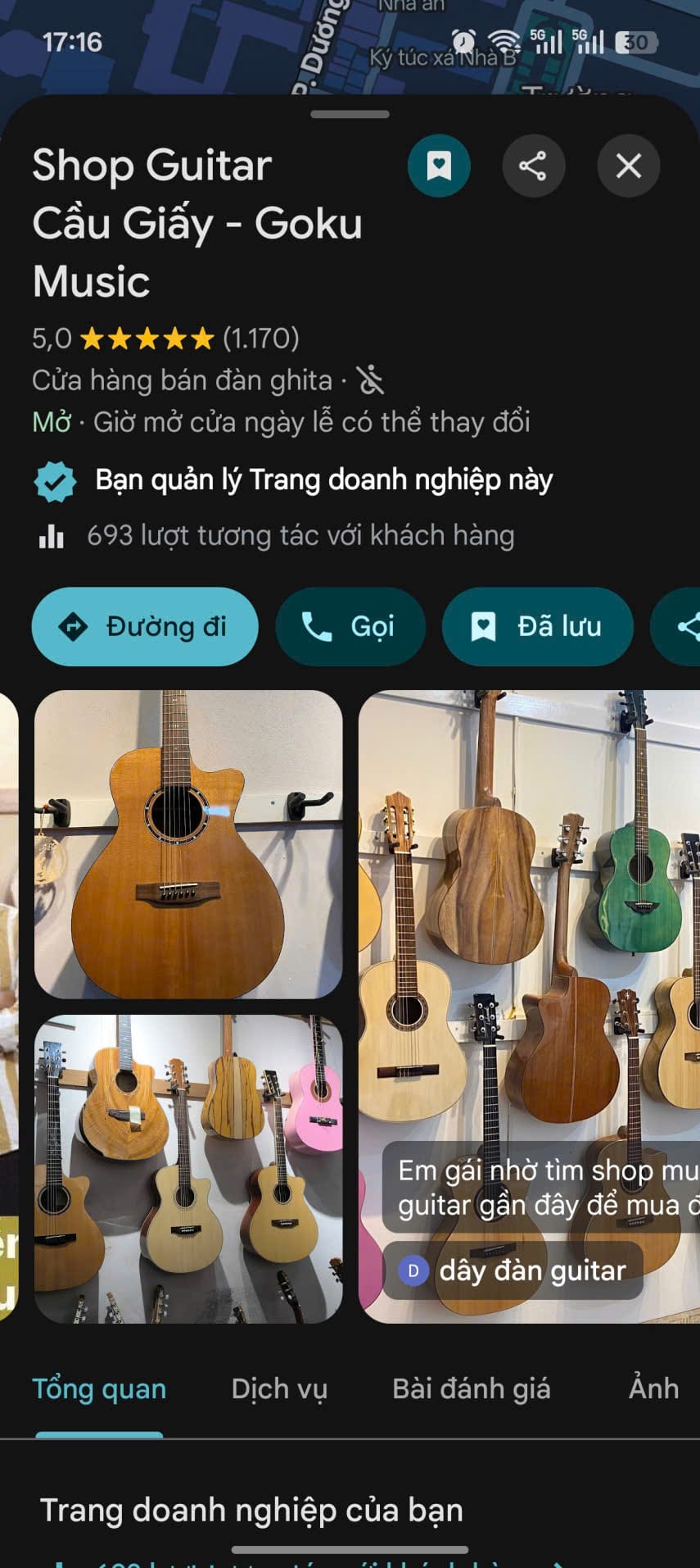 Giảng viên Goku Music tận tình chỉnh thế tay bấm đàn guitar cho học viên