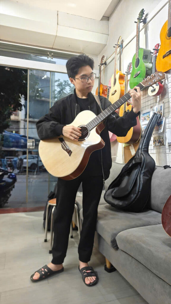 Mua đàn guitar Hà Nội 