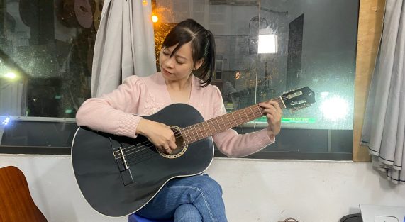 Học guitar ở trần bình