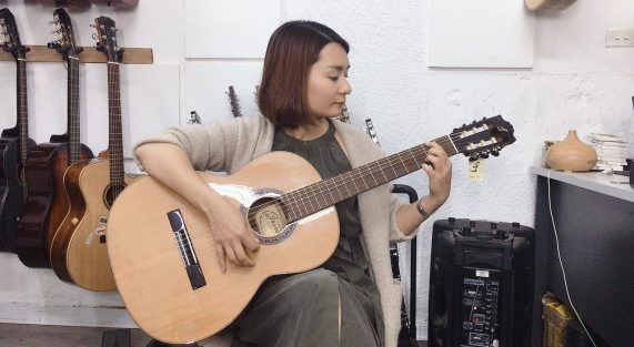 Mua đàn guitar classic