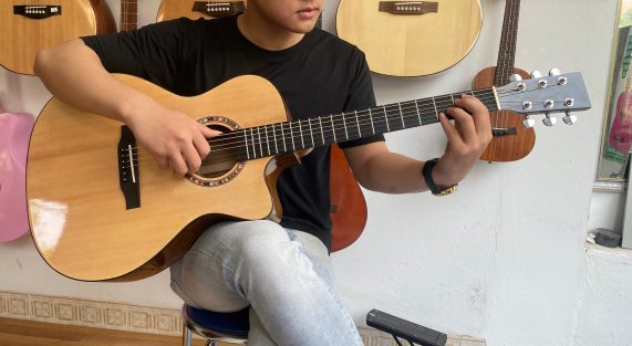 Mua đàn Guitar cho người mới bao nhiêu tiền