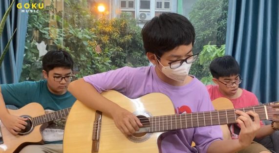 Tặng đàn guitar khi đăng ký học